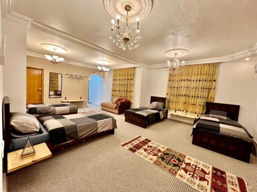 duża sypialnia z 2 łóżkami i żyrandolem w obiekcie Euphoria bed & breakfast w mieście Wadi Musa