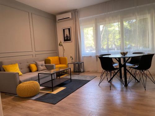 sala de estar con sofá y mesa en Apartments Ella, en Zagreb