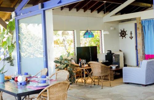 a dining room with a table and chairs at Sítio Promontório - Casa Grécia in Ubatuba