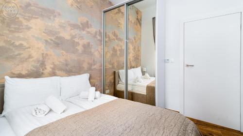 um quarto com uma cama grande e uma parede floral em Apartamenty Good Time - Stone Hill III em Szklarska Poręba