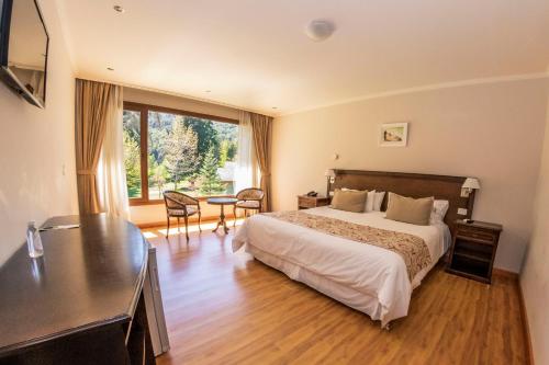 En eller flere senge i et værelse på Ruca Kuyen Golf & Resort