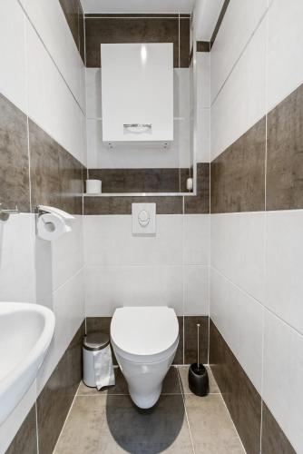 une salle de bain avec toilettes et lavabo dans l'établissement Emplacement N°1 Port Nature 4, coursive vue mer, 2ème étage, village naturiste, au Cap d'Agde