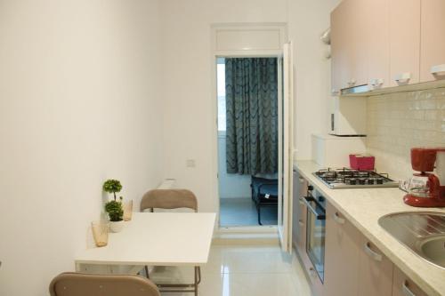 Cuisine ou kitchenette dans l'établissement Stylish & modern apartment