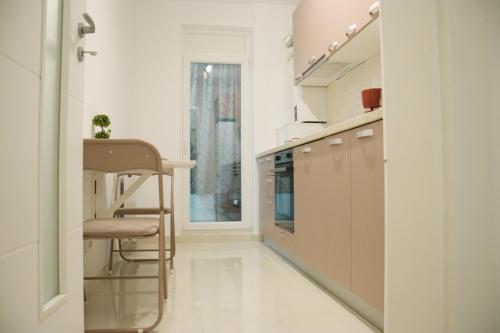 Cuisine ou kitchenette dans l'établissement Stylish & modern apartment