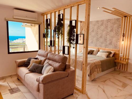 ein Wohnzimmer mit einem Bett und einem Sofa in der Unterkunft Sunset Paradise in Adeje