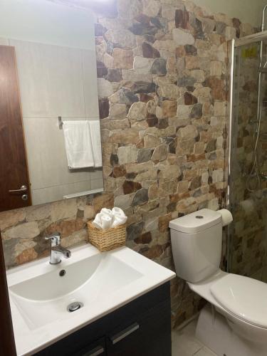 y baño con lavabo, aseo y espejo. en DIAMOND Stone Wooden Guest House, en Khandria