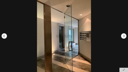 Habitación con puerta de cristal y pasillo en Residenza l'Antico Borgo, en Trieste