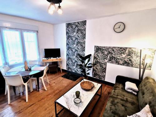 ein Wohnzimmer mit einem Sofa und einem Tisch in der Unterkunft Le Rayon Vert in Ault