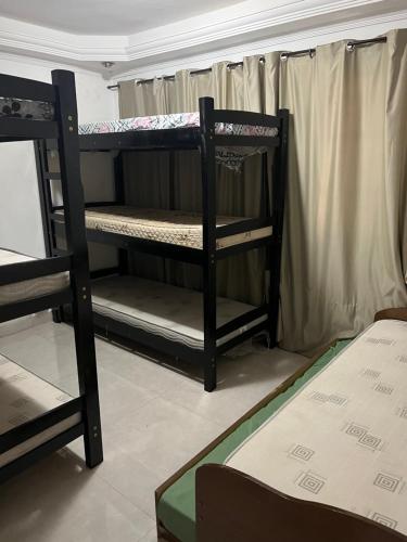 a couple of bunk beds in a room at Apartamento Familiar em Campinas 9 solteiros ou 10 se 2 pessoas na cama de casal in Campinas