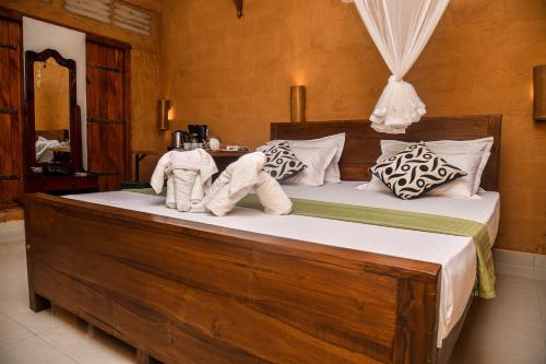 1 dormitorio con 1 cama con toallas en Clay House, en Udawalawe