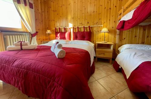 una camera d'albergo con due letti e asciugamani di Case Vacanza Perron a Sauze d'Oulx