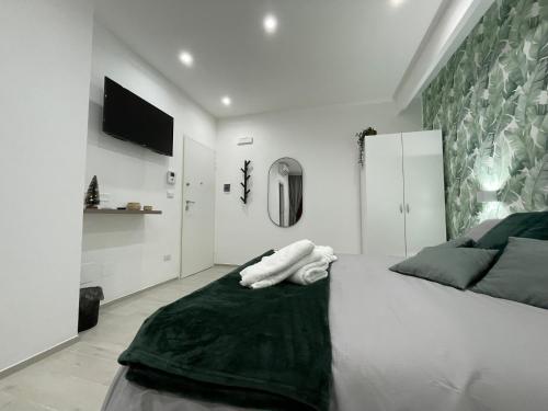 een slaapkamer met een bed met een groene deken erop bij Casa Vacanza Venere in Barletta