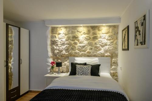 Llit o llits en una habitació de Buža Apartment