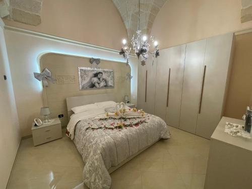 サン・パンクラーツィオ・サレンティーノにある"Lu Barocco" a soli 10 min da Torre Lapilloのベッドルーム1室(ベッド1台、シャンデリア付)