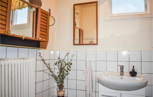 La salle de bains est pourvue d'un lavabo et d'un miroir. dans l'établissement Awesome Home In Karlskrona With Wifi And 3 Bedrooms, à Karlskrona