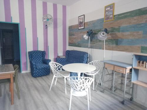 comedor con mesa y sillas en Casa Violette en Almería