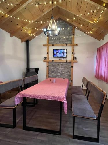 comedor con mesa y sillas rosas en Althea Home & Wellness, en Bihać