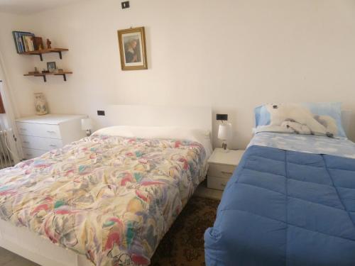 1 dormitorio con 2 camas y 2 mesitas de noche en La dimora degli Angeli, en Moggio