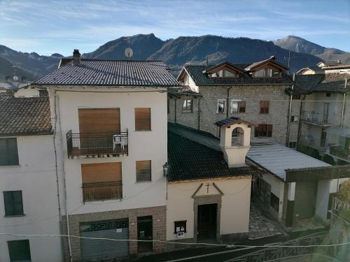 a group of buildings with mountains in the background at La dimora degli Angeli in Moggio