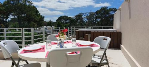 Gallery image of ESPECTACULAR PENTHOUSE CON TERRAZA PARRILLERO Y JACUZZI PROPIO, PREMIADO POR AWARD TERCER AÑO CONSECUTIVO -Edificio Jardins Del Est San Rafael- in Punta del Este
