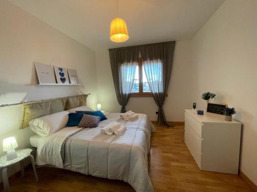 een slaapkamer met een groot bed en een raam bij Aurelia Sweet House in Rome