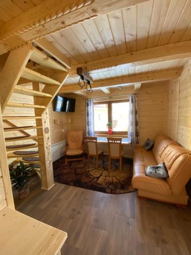 ein Wohnzimmer mit einem Sofa und einem Tisch in der Unterkunft Chatka pod Lubaniem in Ochotnica Dolna