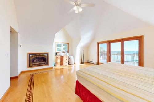 a large bedroom with a bed and a window at Broadlake in Thayer Beach