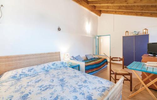 1 dormitorio con 1 cama, escritorio y TV en Casa Nonna Nella, en Andora