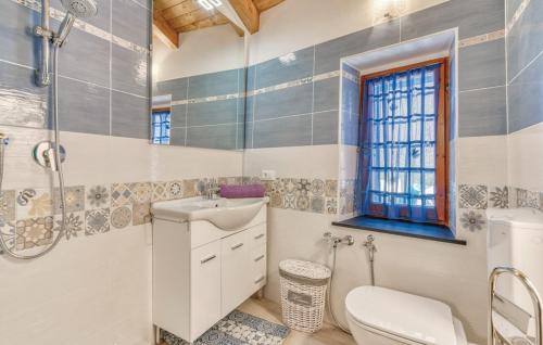 y baño con lavabo, aseo y ducha. en Casa Nonna Nella, en Andora