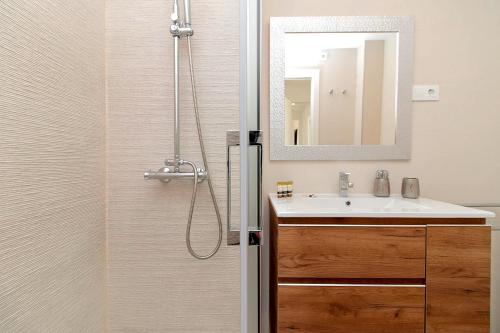 La salle de bains est pourvue d'un lavabo et d'une douche avec un miroir. dans l'établissement ROMANTIC TORREMOLINOS, à Torremolinos