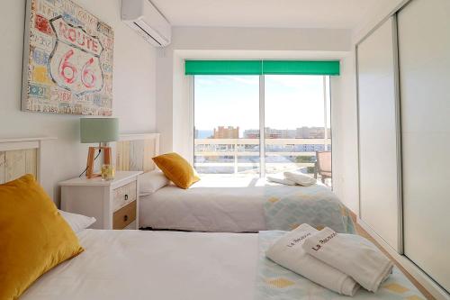 - 2 lits dans une chambre avec fenêtre dans l'établissement ROMANTIC TORREMOLINOS, à Torremolinos