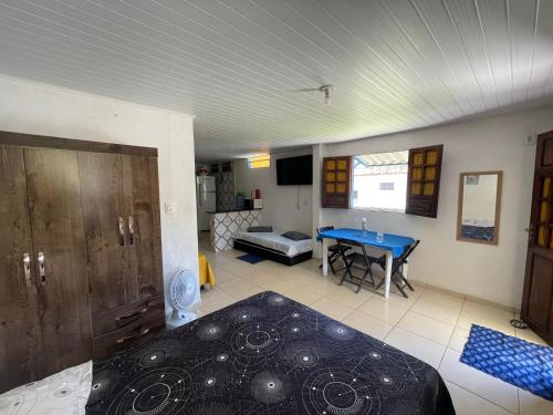 a living room with a blue table in a room at Casa na Orla - Praia de Gaibu! in Cabo de Santo Agostinho