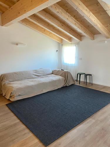 una camera con letto e tappeto blu di CASA PAOLA a Sala Bolognese