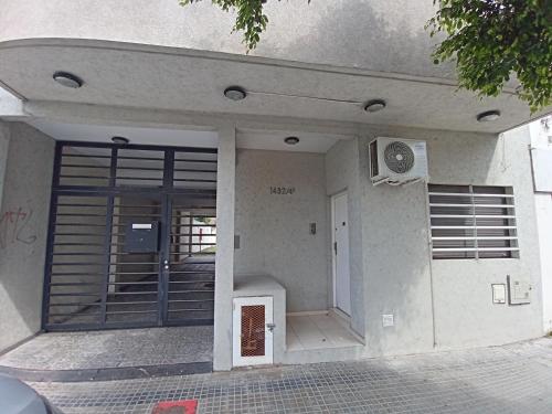 een voordeur van een gebouw met een poort bij BeelApt - Departamento elegante y seguro, con Cochera Exclusiva in La Plata