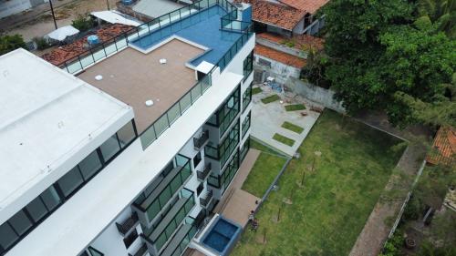 an overhead view of a building with a swimming pool at Flat- maraca bech residence 2 in Ipojuca