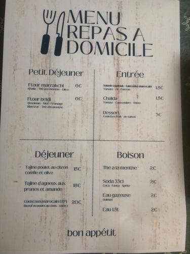 un menú para un restaurante con tenedor y cuchillo en Appartement cosy et discret, en Marrakech