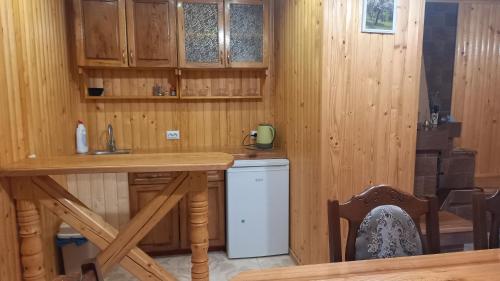 ヤシニャにあるSmerekova Khata on Pidgirnaのキッチン(木製キャビネット、シンク、食器洗い機付)