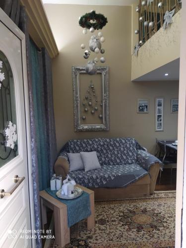 雅典的住宿－愛情兩層一室公寓，客厅配有沙发,墙上挂着圣诞树
