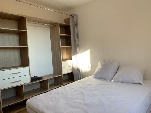 une chambre avec un lit blanc et un miroir dans l'établissement Spacieux F3 Port Leucate, à Leucate