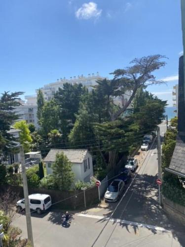 een uitzicht op een straat met auto's op de weg bij APPARTEMENT REFAIT A NEUF, IDEALEMENT SITUÉ in La Baule