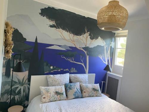 une chambre avec un lit avec un tableau sur le mur dans l'établissement APPARTEMENT REFAIT A NEUF, IDEALEMENT SITUÉ, à La Baule