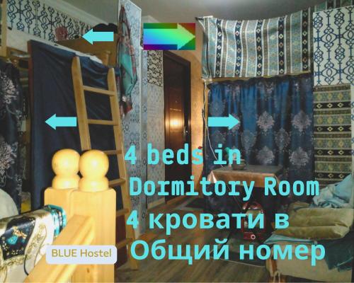 una habitación con una cama en una habitación de no molestar una habitación kyrkan en BLUE Hostel en Tiflis