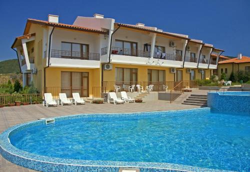 Bazén v ubytování Montemar Villas nebo v jeho okolí