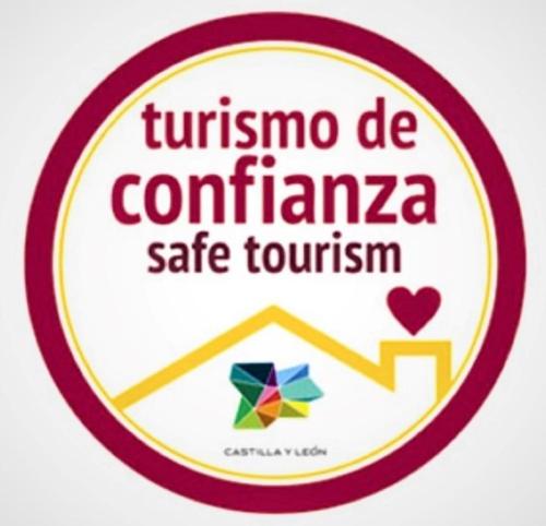 a sign with the words transformina de confinaire safe tourism at Apartamentos Adarve in Ciudad-Rodrigo