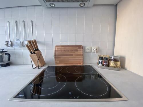 Kuchyň nebo kuchyňský kout v ubytování Stilvolle 2 Zimmer Wohnung mit Küche, TV, Waschmaschine