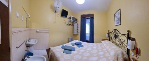 a hospital room with a bed and a sink and a sink at Pensao Residencial Flor dos Cavaleiros in Lisbon