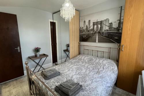 a bedroom with a bed with a picture of a bridge at Palaz 5 - 3 bedroom Apartment in Edmonton