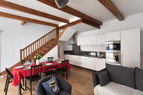 une cuisine et un salon avec une table et des chaises dans l'établissement Le Phare de la Fenêtre, à Cancale