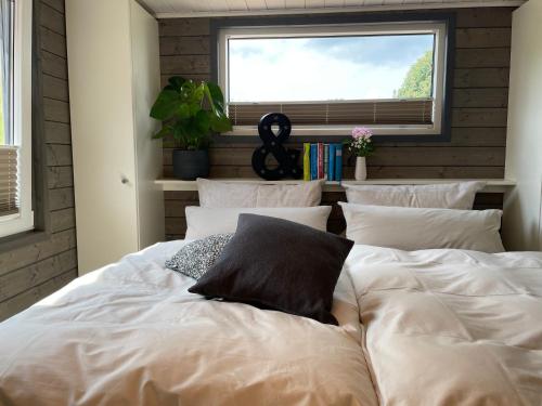 - un grand lit dans une chambre avec fenêtre dans l'établissement Sauerland-Häuschen Kleine Auszeit, à Willingen