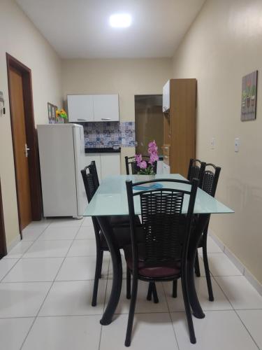 uma sala de jantar com uma mesa azul e cadeiras em Dunas Residence casa 04- Lençois Maranhense em Santo Amaro